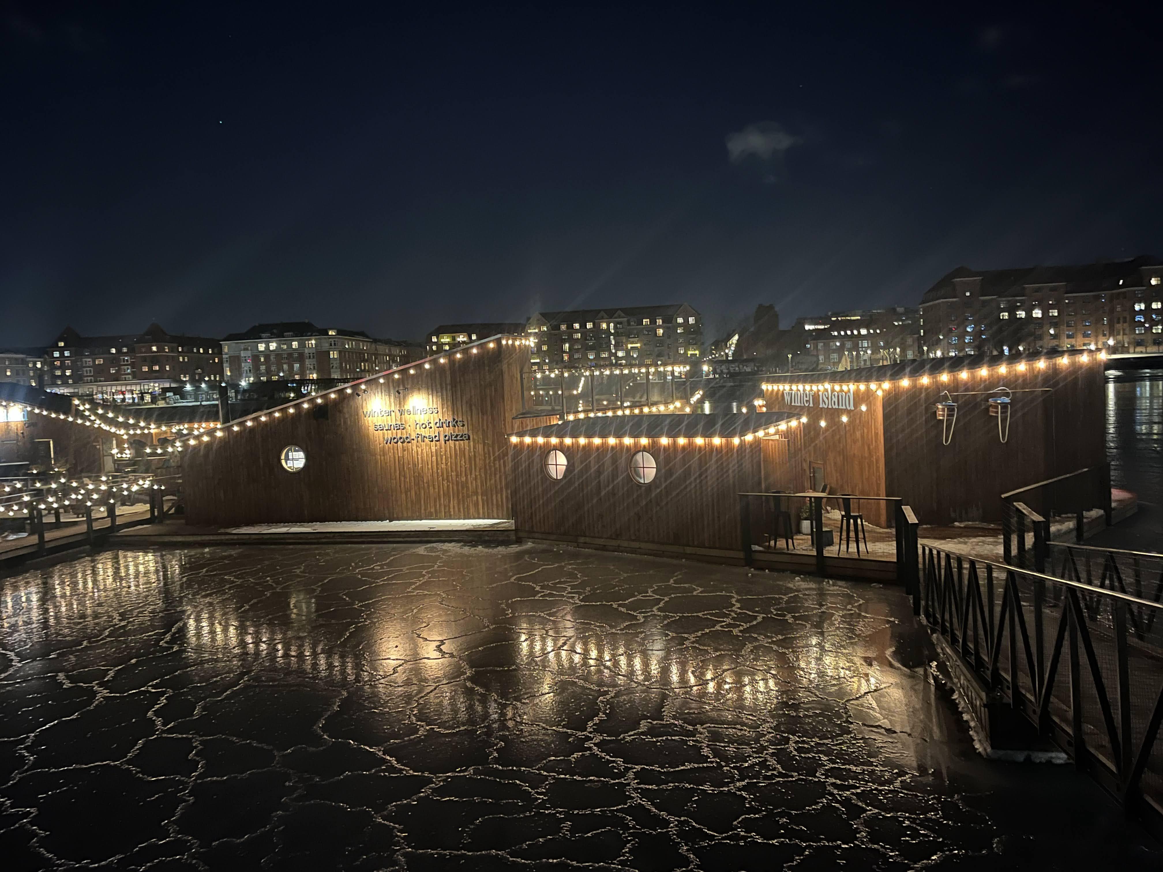 Sauna og vinterwellness ved vandet med varme lys