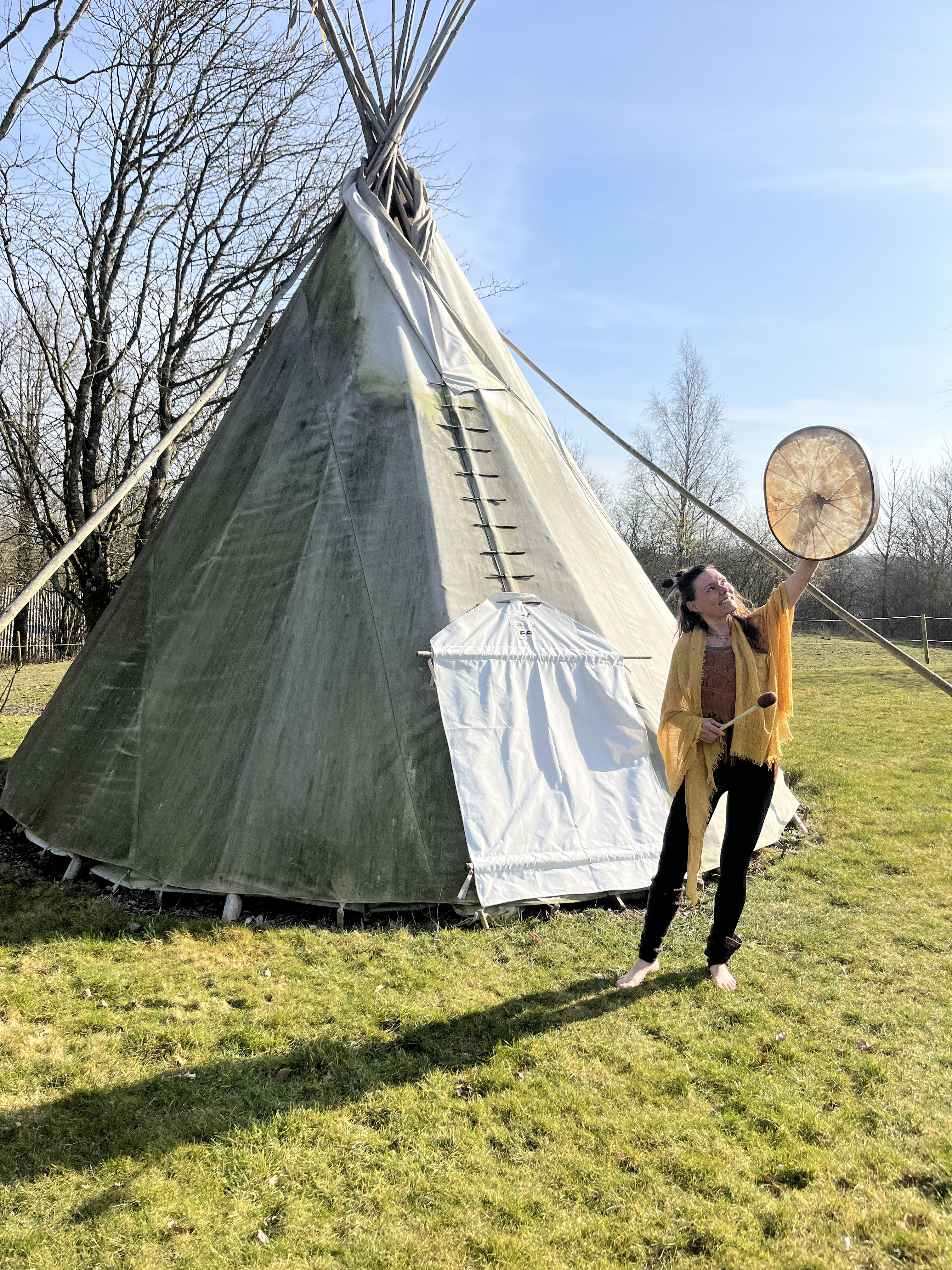 Anne med tromme i naturen